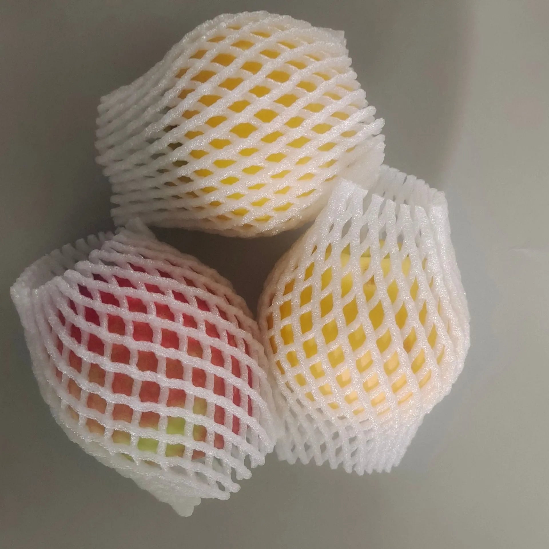 White foam net shockproof protective cover for fruit such as apples and peaches.
