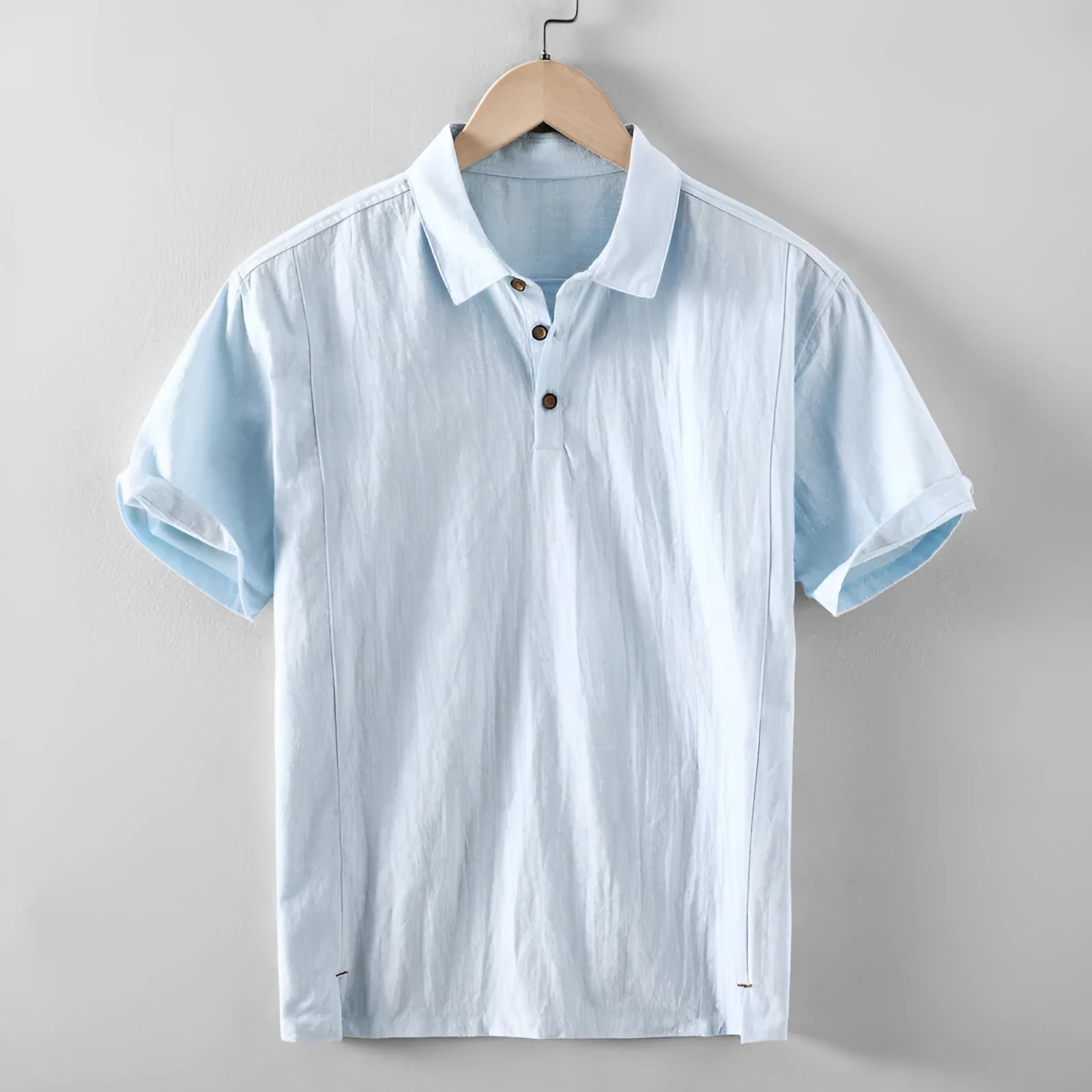 Man wearing a loose-fit light-coloured linen blend casual short-sleeve shirt.