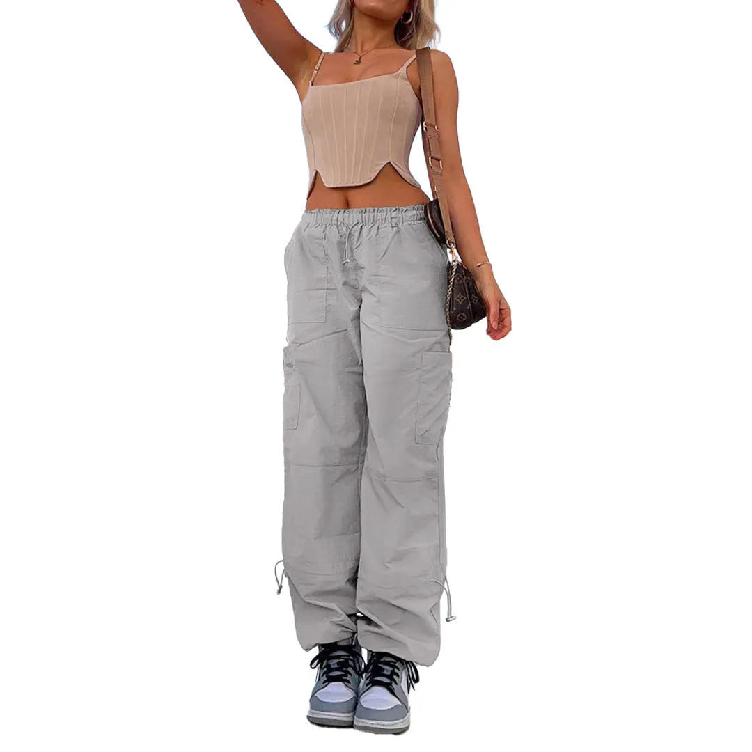 Man's loose-fitting straight-leg cargo pants in khaki colour with multiple pockets