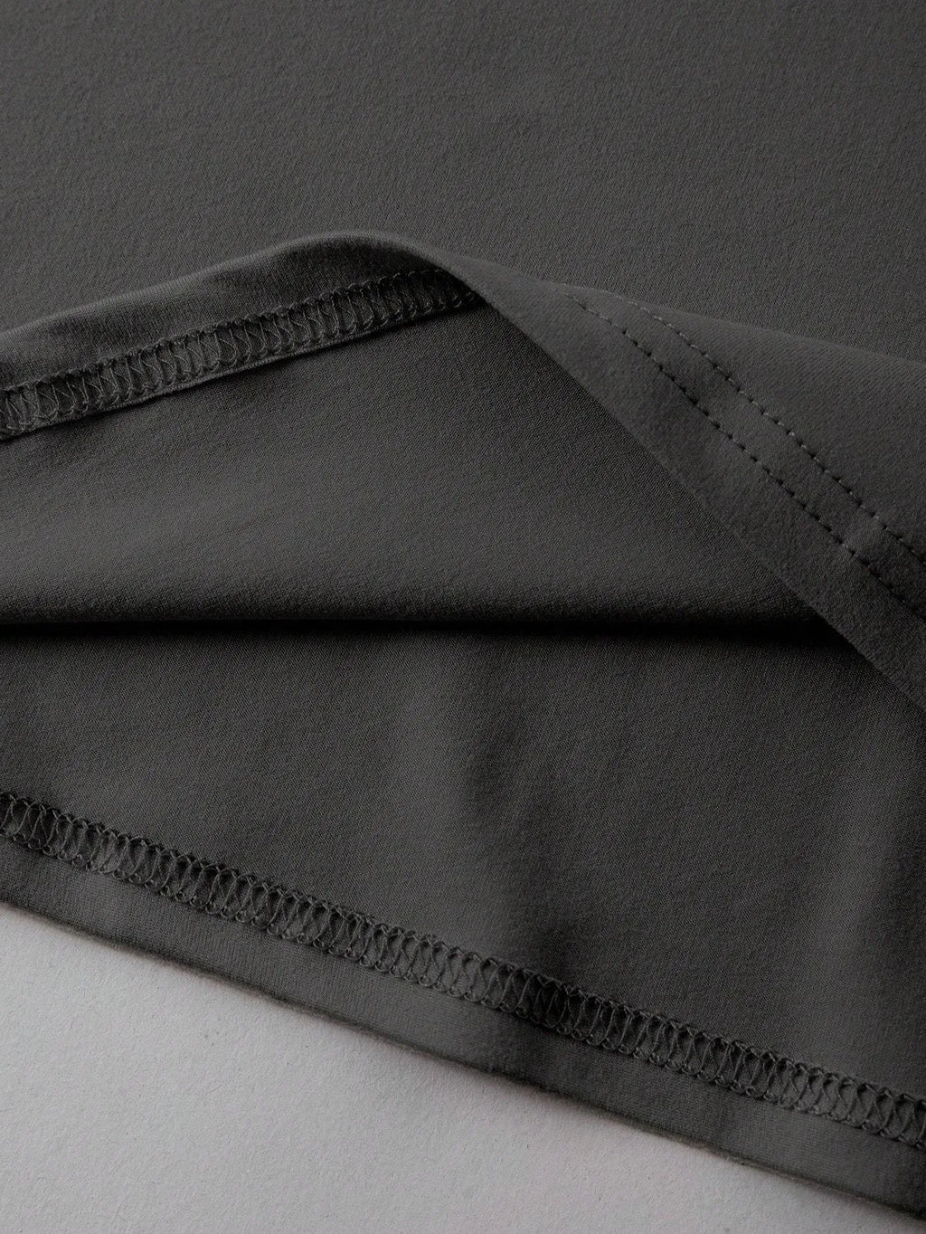 Straight cut cotton summer t-shirt in various colours with short sleeves and round neck