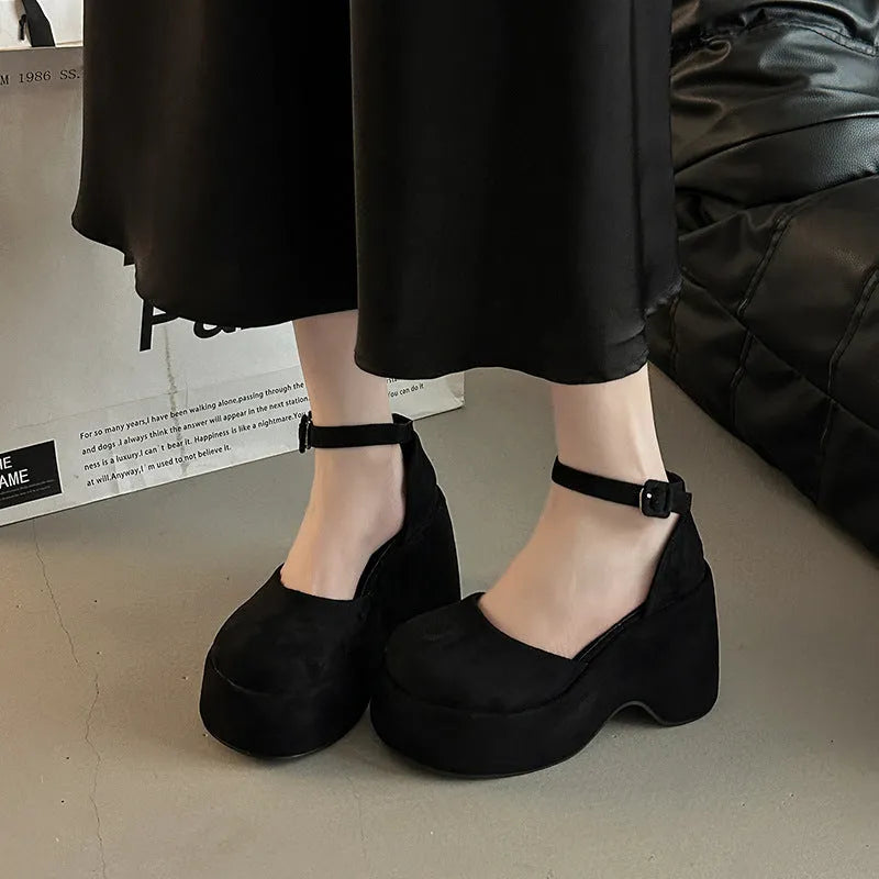 Retro closed toe buckle thick heel pump shoes for women in khaki with suede upper and round toe