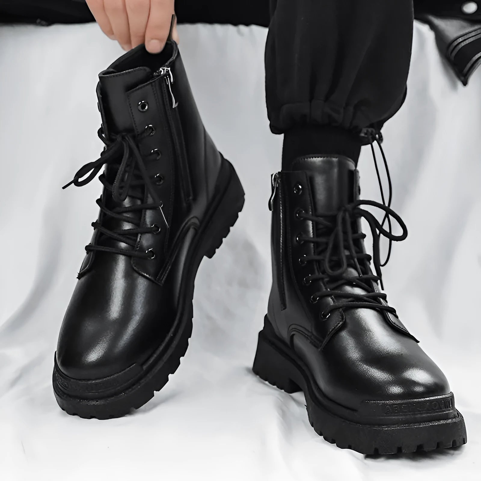 Men's mid-top tide British leather boots with flat rubber soles in black colour