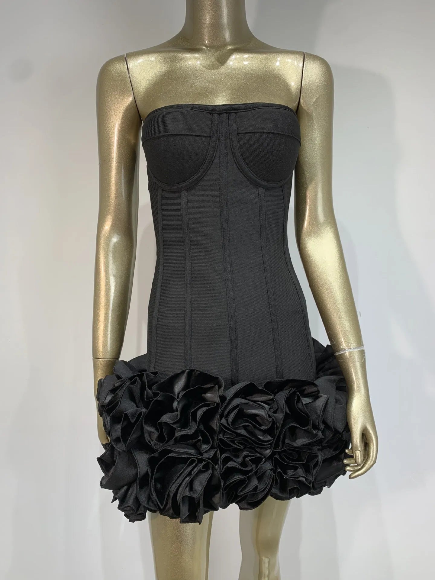 Solid colour women's dress in black, red, or white with mid waist design and urban style