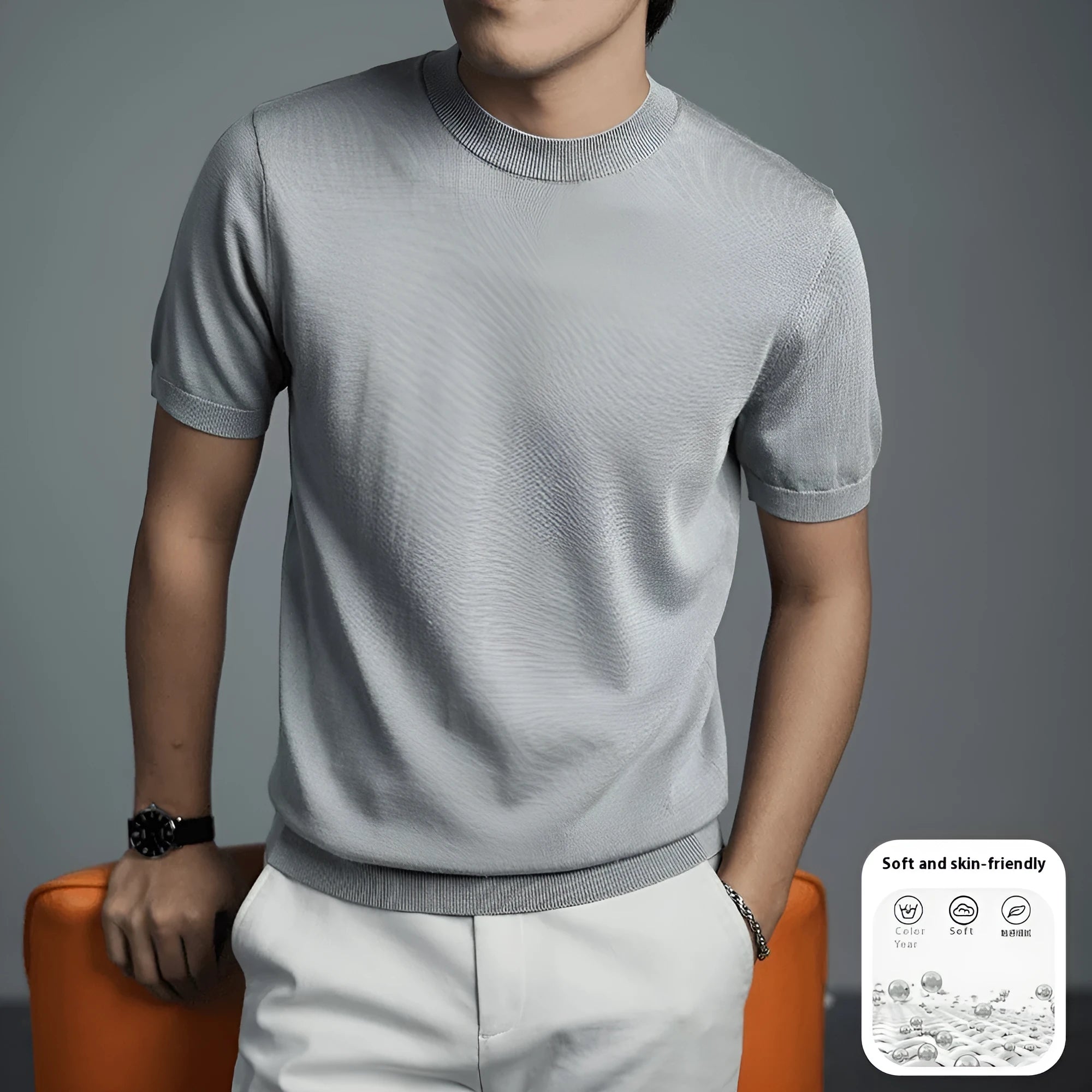 Men's solid colour knitted t-shirt with round neck and short sleeves in a polyester blend fabric.