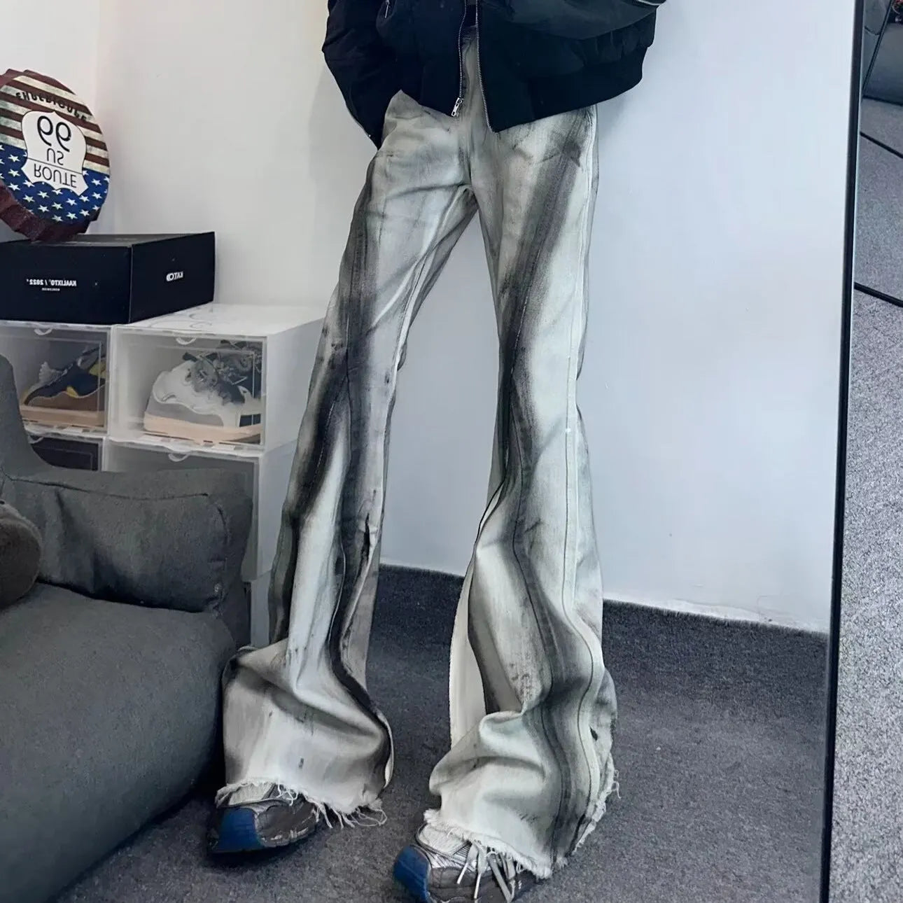 Men's white American street retro selvedge jeans with black ribbon gradient detailing and zip fly