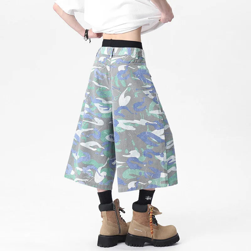 Camouflage pattern cotton cropped trousers with straight leg cut and pocket detailing