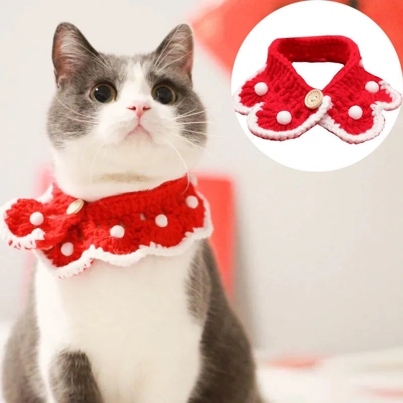Cartoon-patterned wool knitted collar for small pets in milk cotton on a grey background.