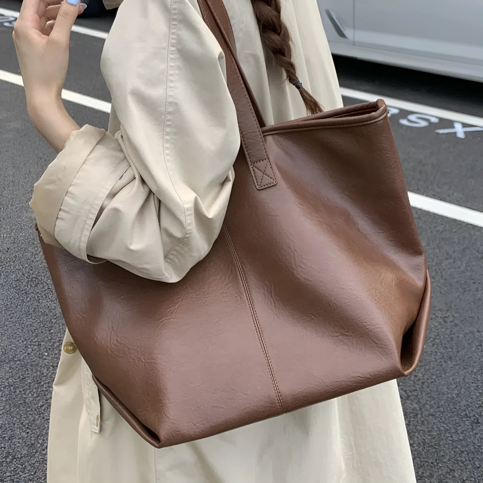 Large-capacity soft PU leather tote bag with double shoulder straps and stitched seams in black, silver, light brown, white, coffee colour, dark brown