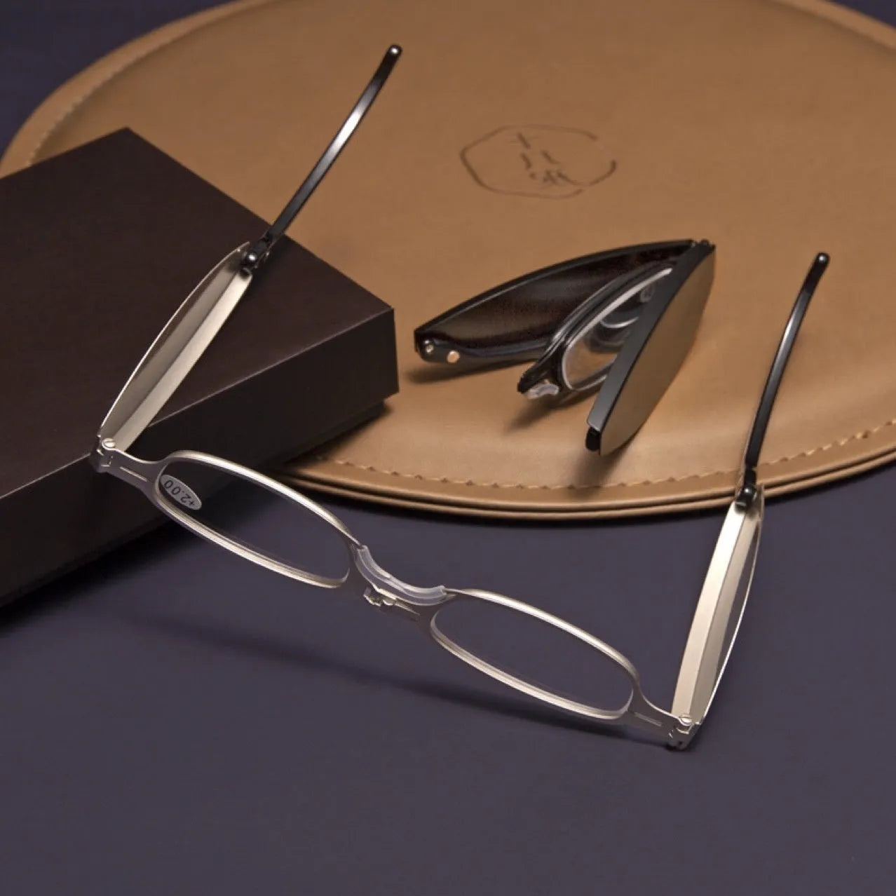 Folding presbyopic glasses with retro frame showing black and silver colour options