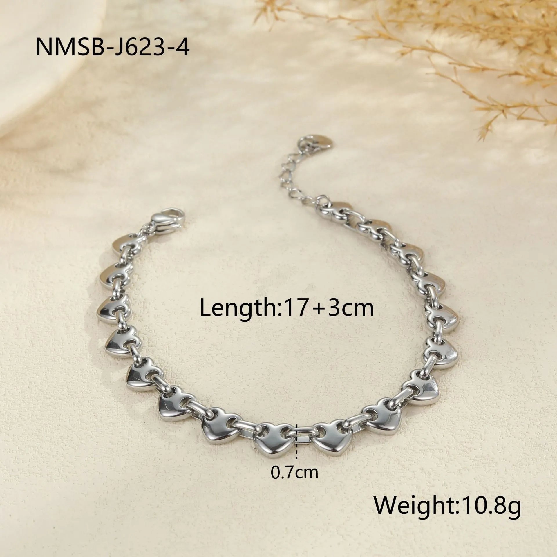 Women's hollowed-out geometric heart bracelet in gold or steel colour on stainless steel chain.