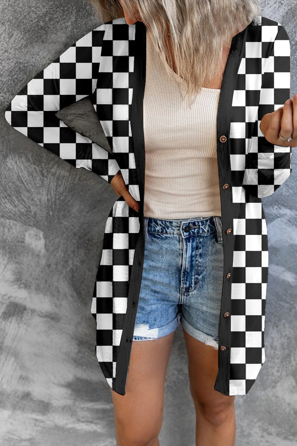 Women's long plaid cardigan coat in loose knitted construction with contrast colour pattern
