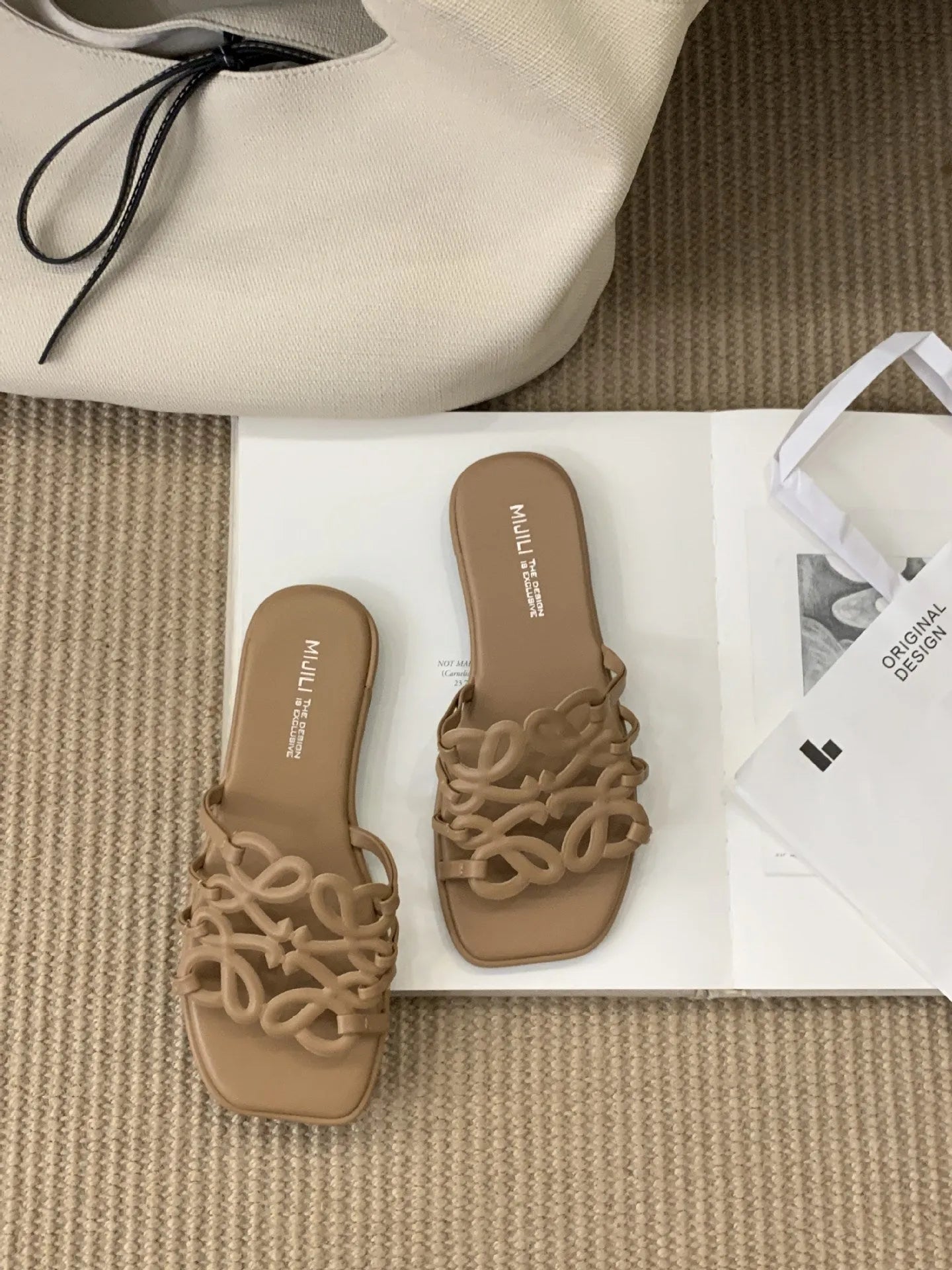 Summer Roman style hollow-out flat beach slippers for women in black