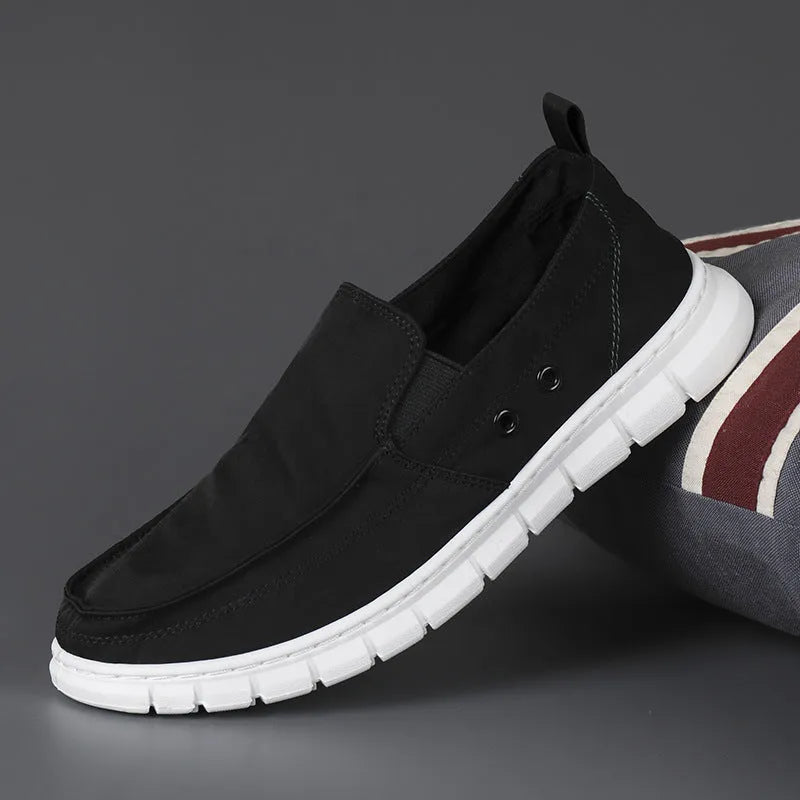Men's colour contrast leather slip-on shoes with round toe and flat rubber sole.