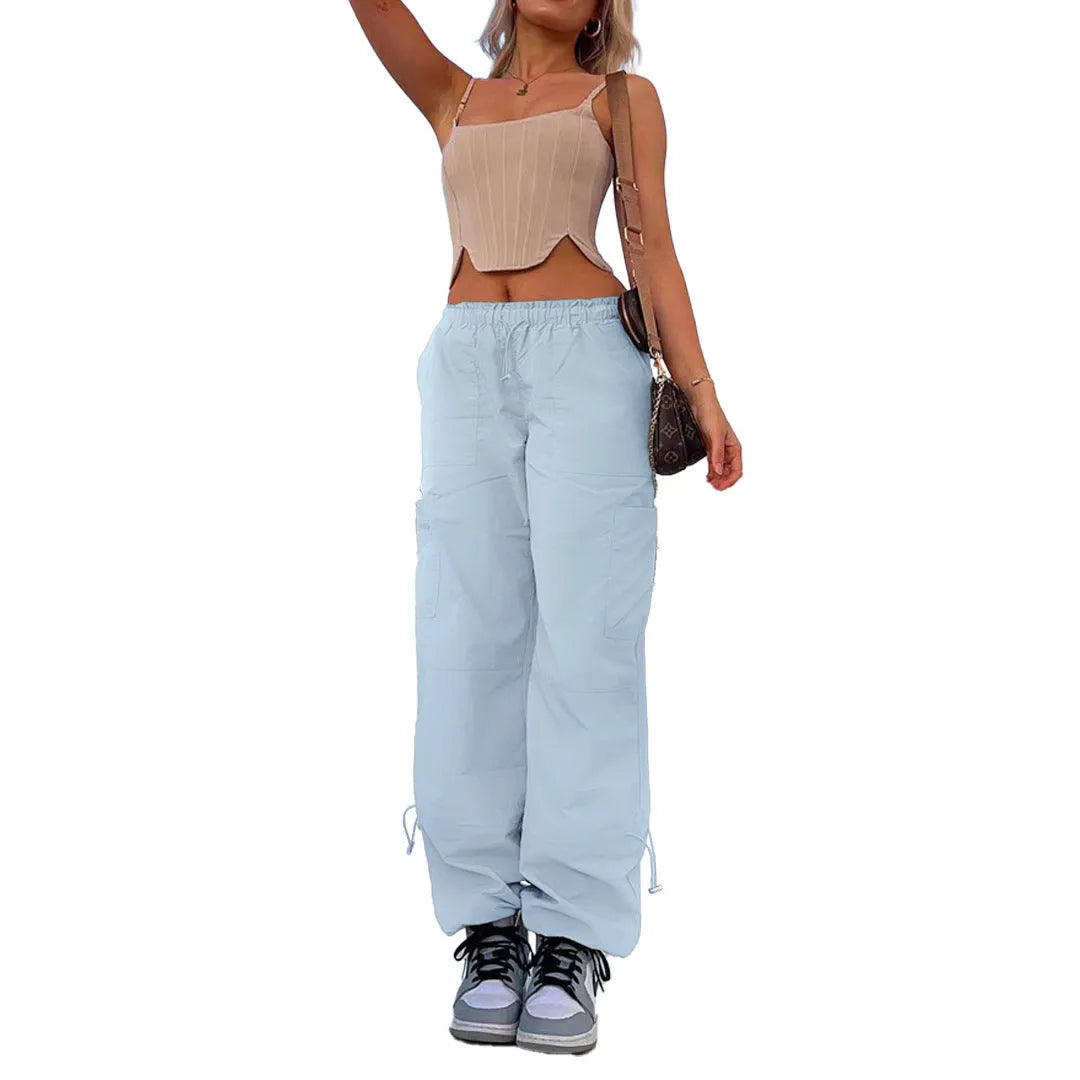Man's loose-fitting straight-leg cargo pants in khaki colour with multiple pockets