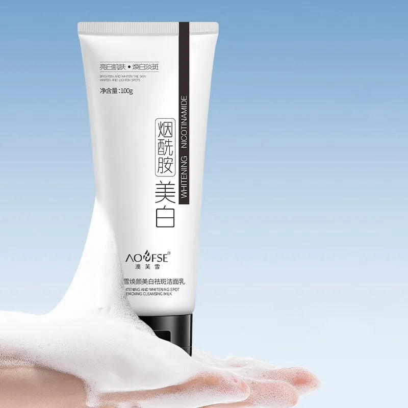 100ml whitening freckle removing facial cleanser in white packaging for universal male female use