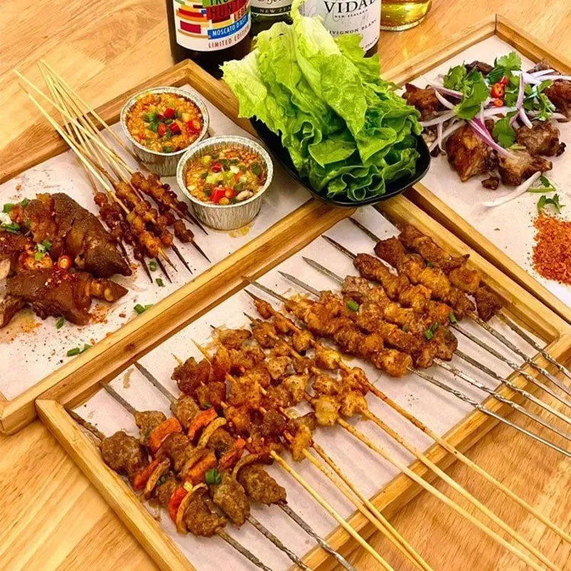 Square bamboo serving tray with a brown handle for barbecue shops and hotels.