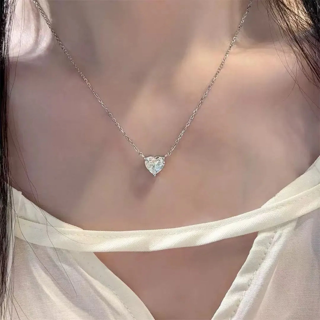 Women's silver-coloured copper necklace with heart-shaped pendant in simple refined grace style