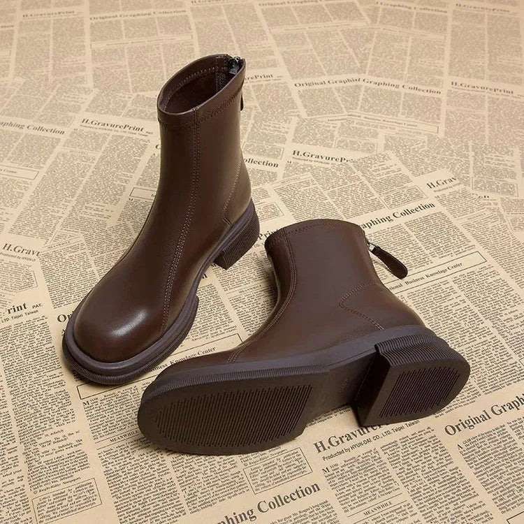 Women's flat heel ankle boots with back zip in artificial PU leather, round toe shape, rubber soles