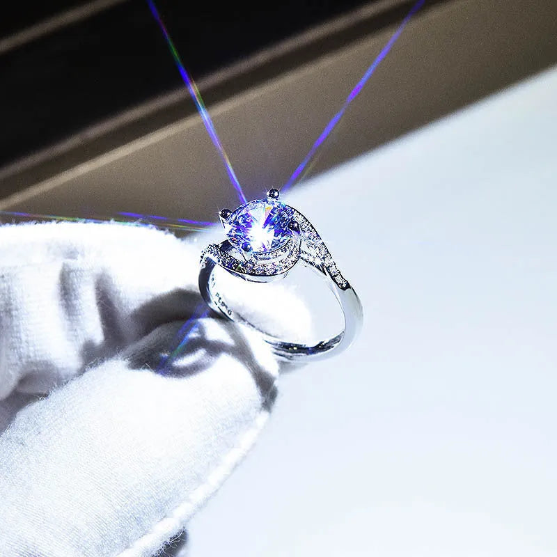 Adjustable opening women's ring with geometric texture and 2 karat zircon stone in silver colour