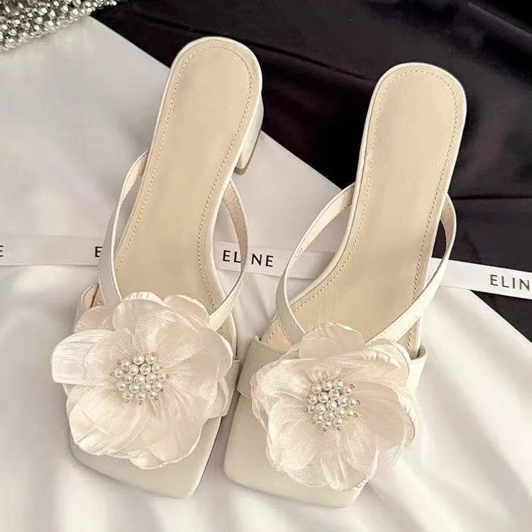 Women's square toe sandals with chunky heel in satin material, cream-white colour