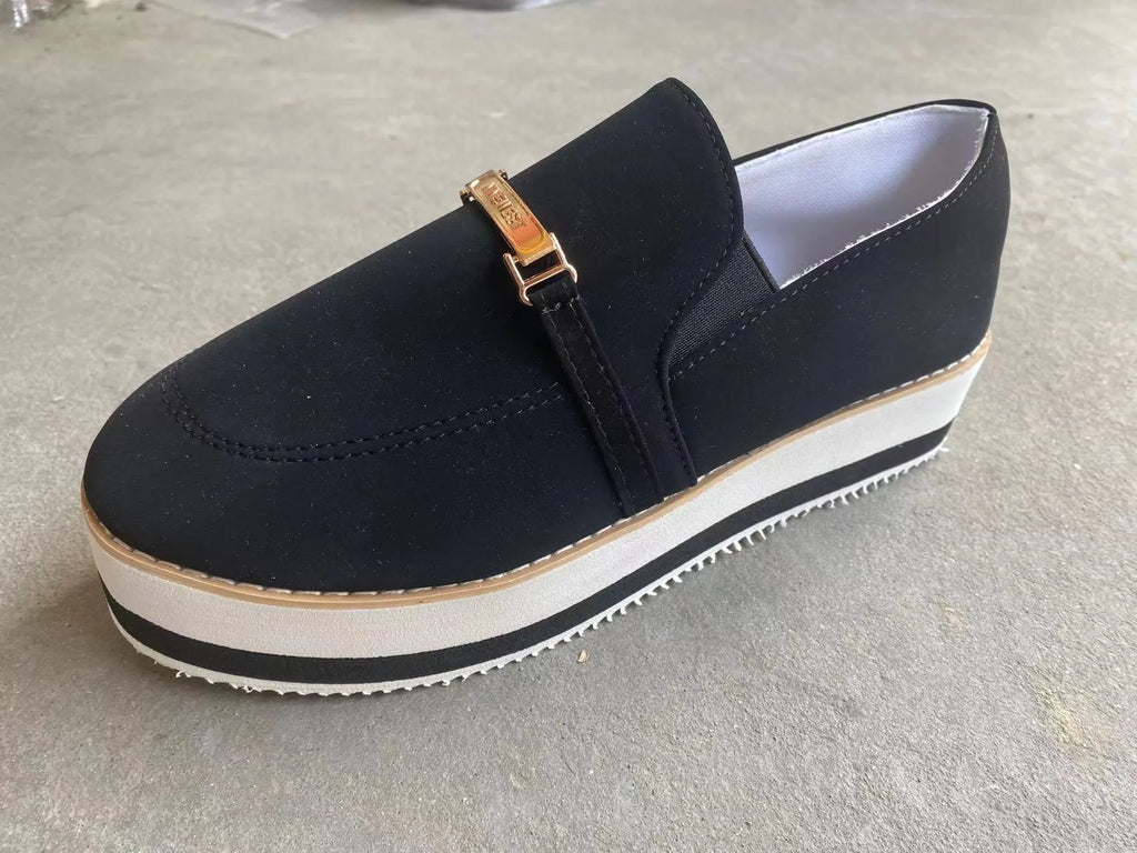 Women's black slip-on flat platform sneakers with round toe and low heel