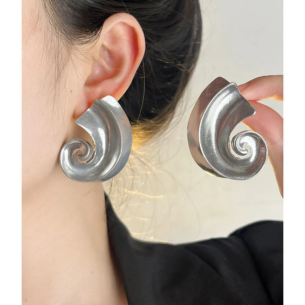 Retro geometric alloy ear studs in gold or silver, measuring 5cm with electroplated finish