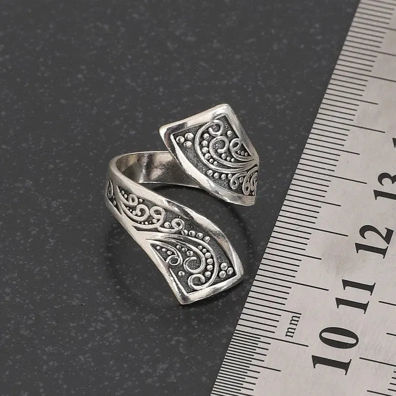 Silver-coloured adjustable women's ring with retro minimalist design on finger