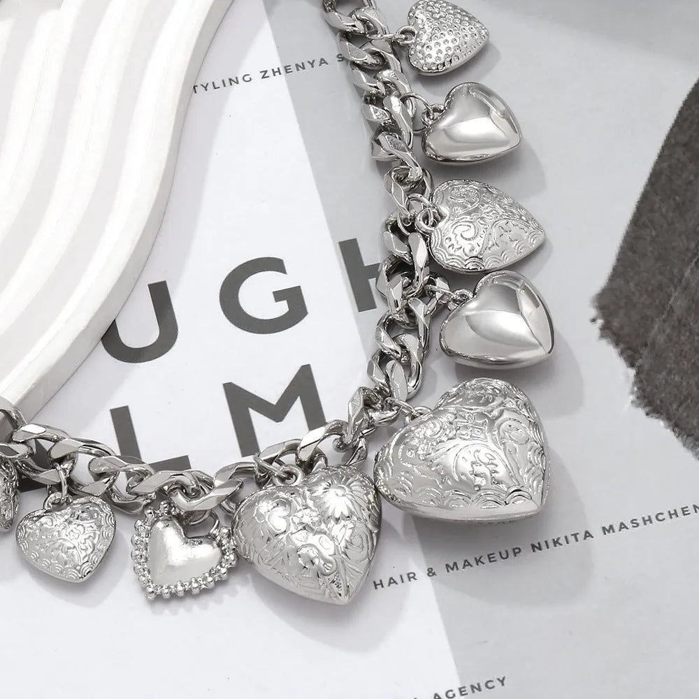 Exaggerated heart-shaped pendant necklace with adjustable chain in gold or white K colour