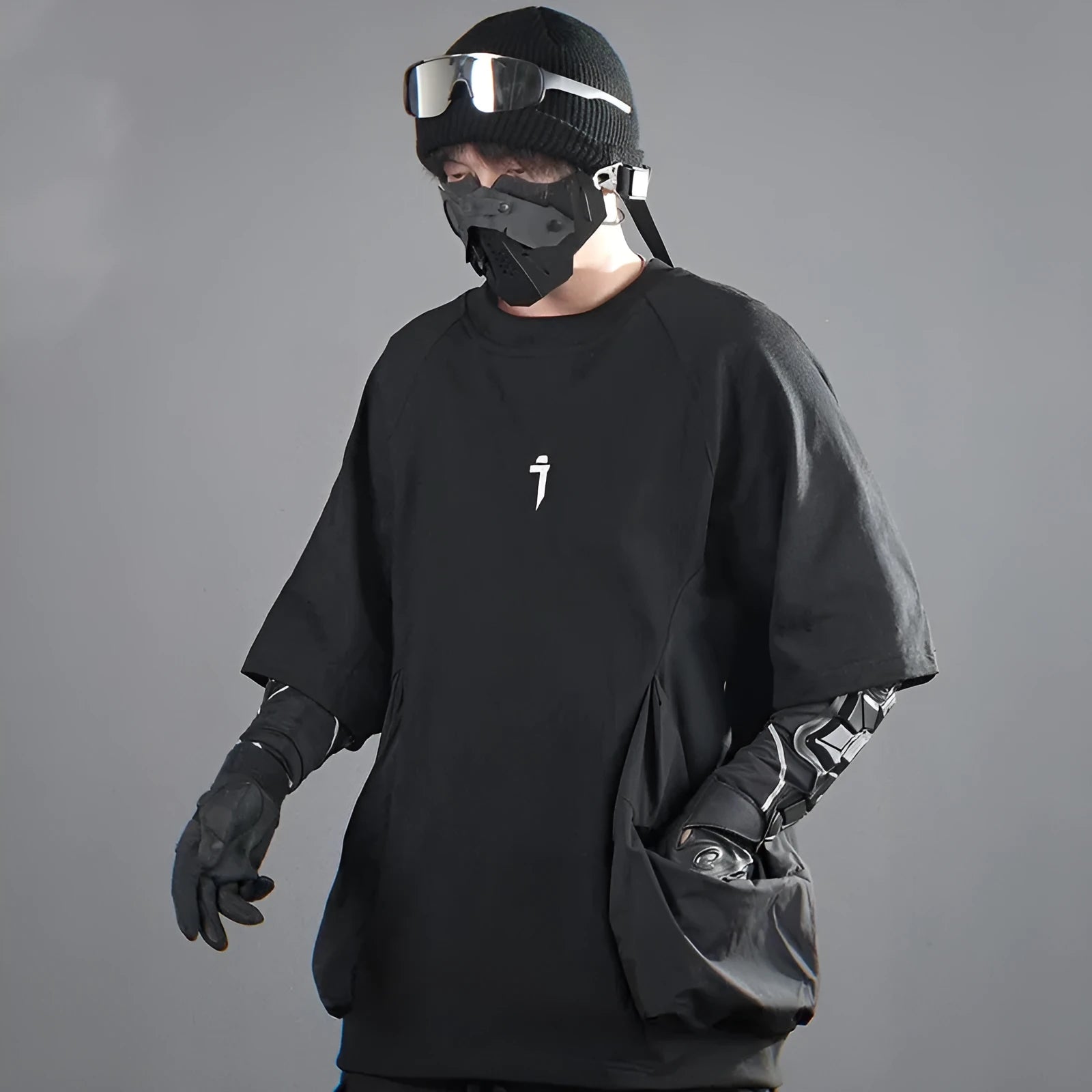 Men's loose grey cotton t-shirt with large chest pockets and short sleeves on a mannequin.