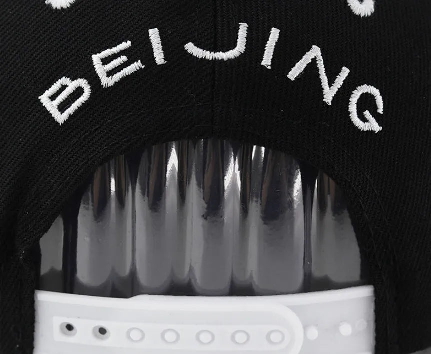Cotton baseball cap with dome crown and embroidered letters in black or white colour
