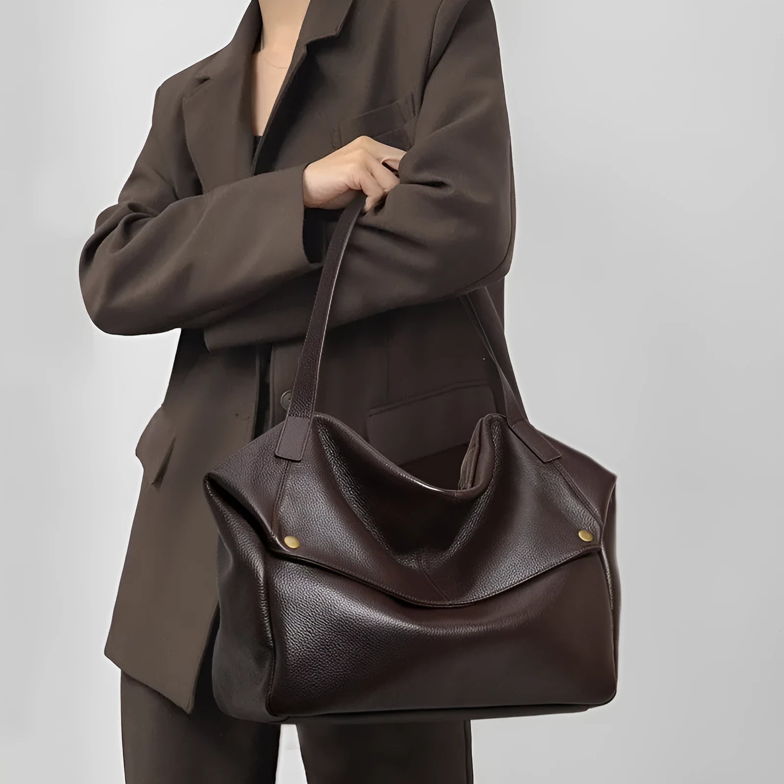 Brown genuine leather women's shoulder bag with horizontal square shape and internal organisation