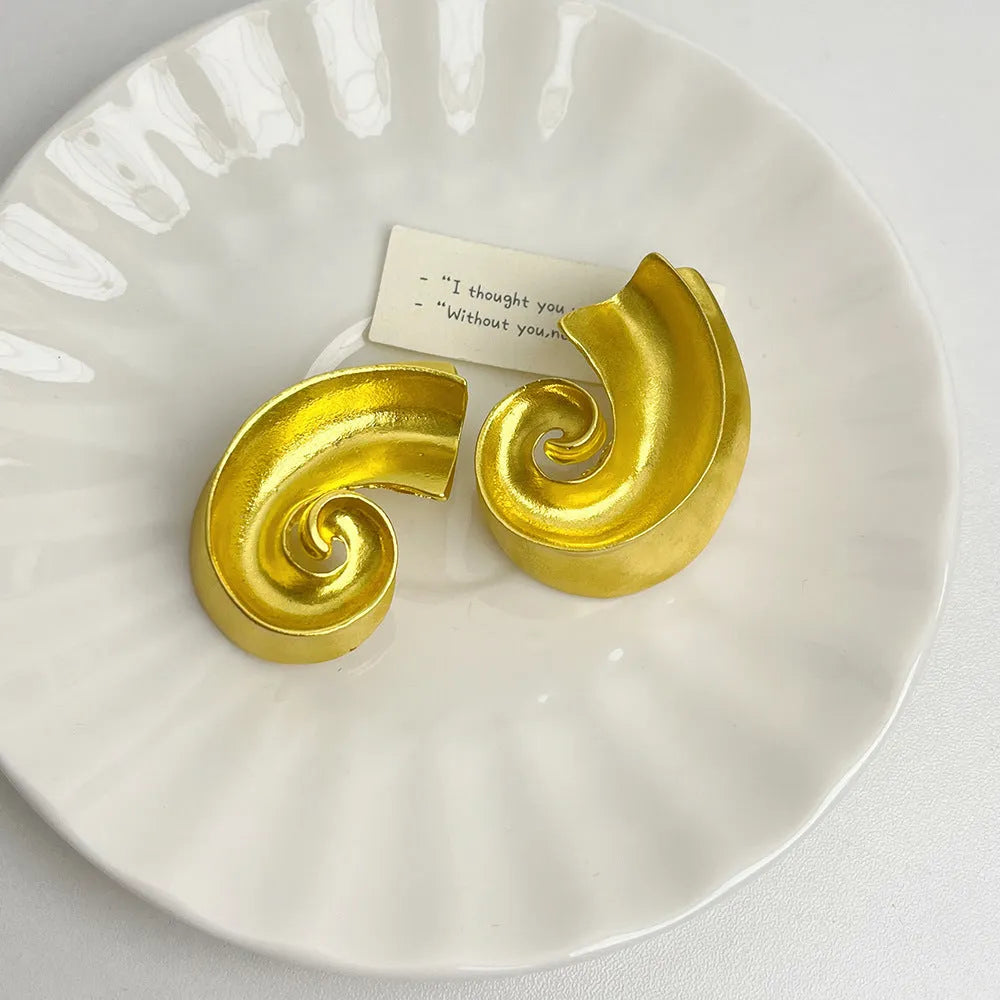 Retro geometric alloy ear studs in gold or silver, measuring 5cm with electroplated finish