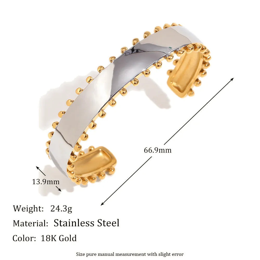 Gold geometric circle design jewellery set with earrings, necklace and bracelet