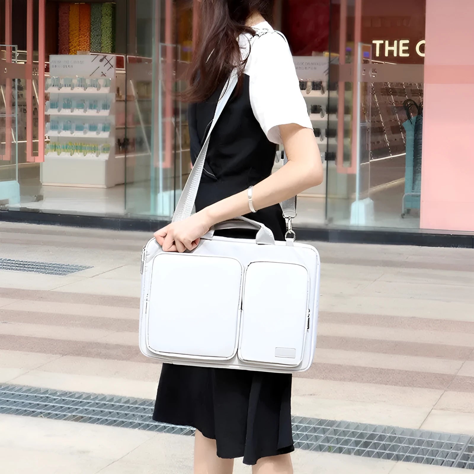 Shock proof shoulder laptop bag in solid colour with polyester shell and zipper closure