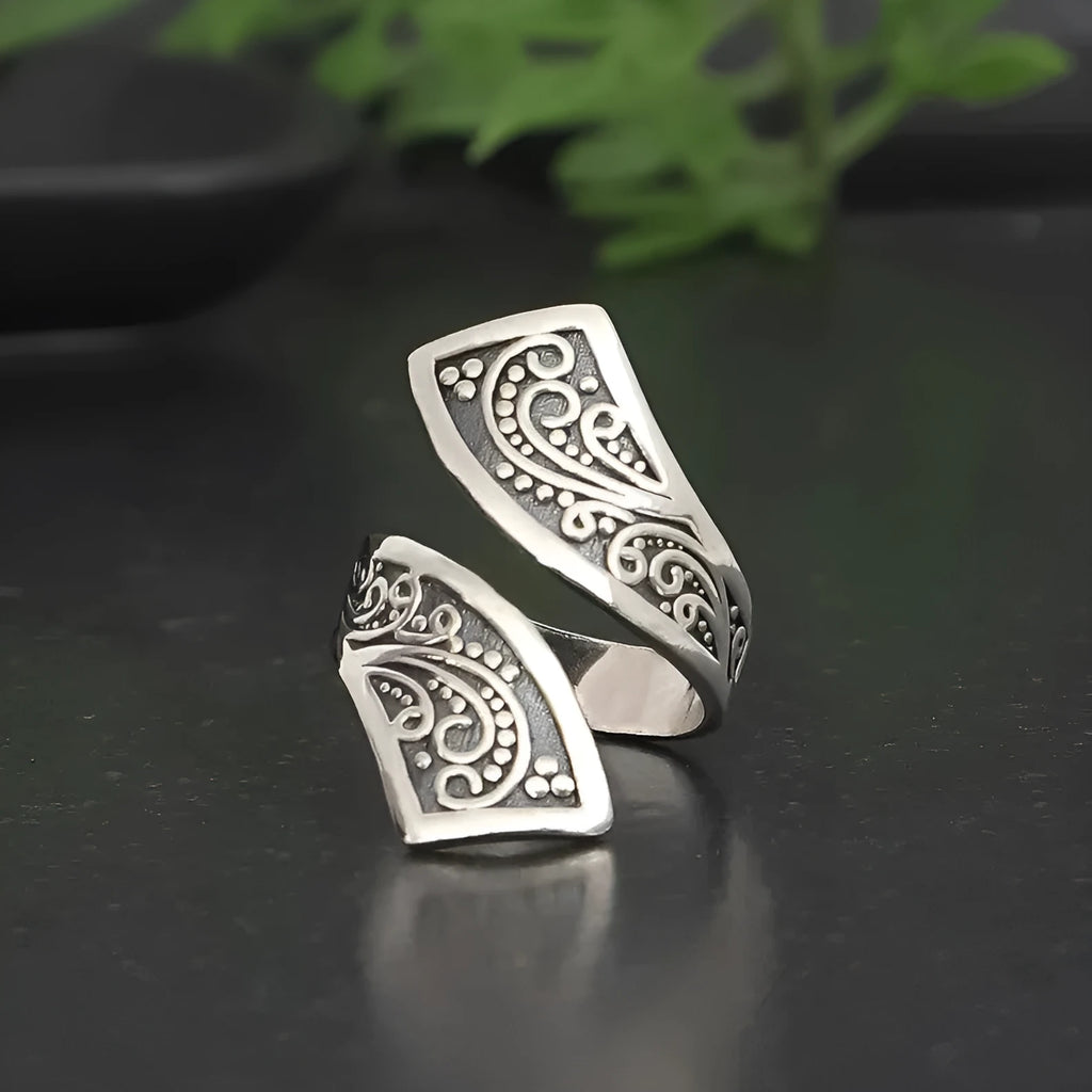 Silver-coloured adjustable women's ring with retro minimalist design on finger