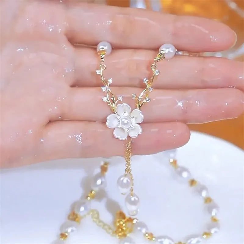 Alloy fashion neck chain with pearl floral decoration and rose motifs